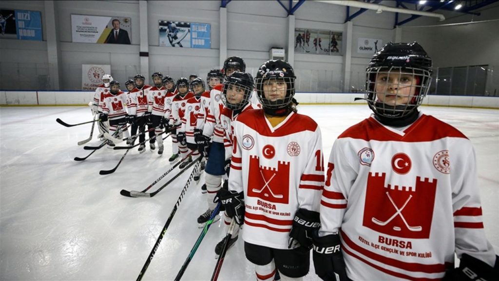 Kız Çocuklarından Buz Hokeyinde Büyük Başarı: 2 Yıl İçinde Şampiyonluk Yolunda İlerliyorlar