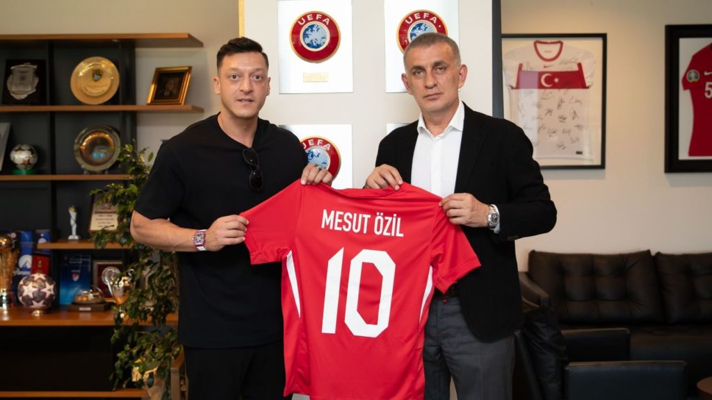 Mesut Özil, Yenidoğu Okulları’nda Öğrencilerle Buluştu