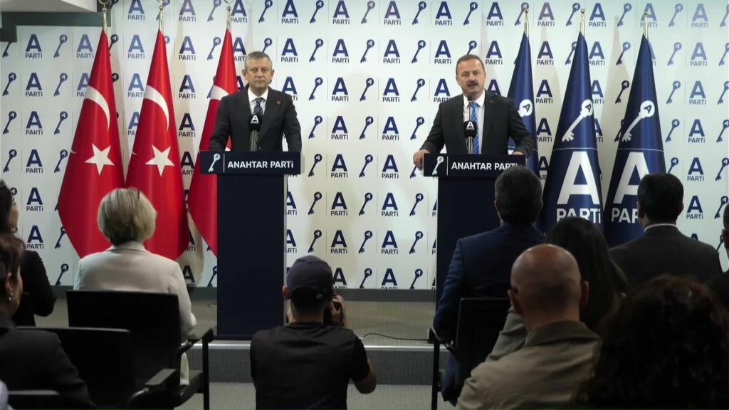 Özgür Özel ve Yavuz Ağıralioğlu Arasında Siyasi Diyalog