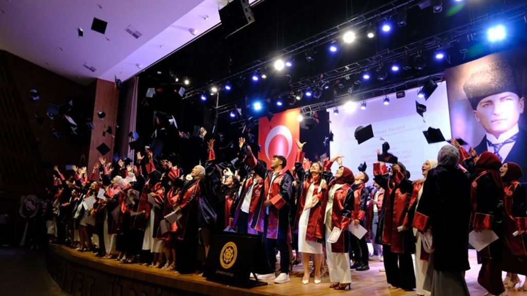 Sivas Cumhuriyet Üniversitesi Sağlık Bilimleri Fakültesi Mezuniyet Töreni Gerçekleştirildi