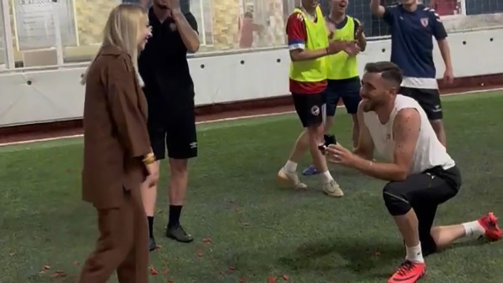 Sivas Dört Eylül Futbol A.Ş’nin Kalecisi Abdulkadir Koç’ten Romantik Evlilik Teklifi