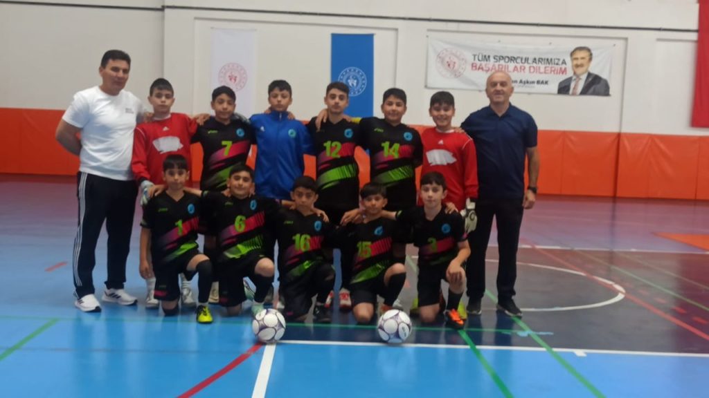 Sivas Mevlana Vali Zübeyir Kemelek Ortaokulu Futsal Şampiyonu Oldu