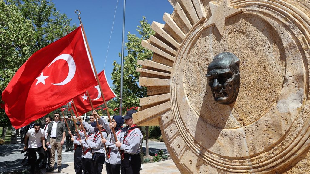 Sivas’ta Cumhuriyet’e İlk Adım Anıtı’nda Anlamlı Tören