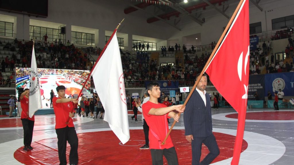 Sivas’ta Minikler Türkiye Güreş Şampiyonası Coşkusu Başladı