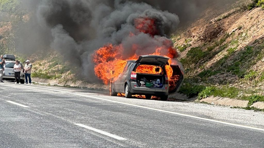 Sivas’ta Seyir Halindeyken Yanan Otomobil Kullanılamaz Hale Geldi