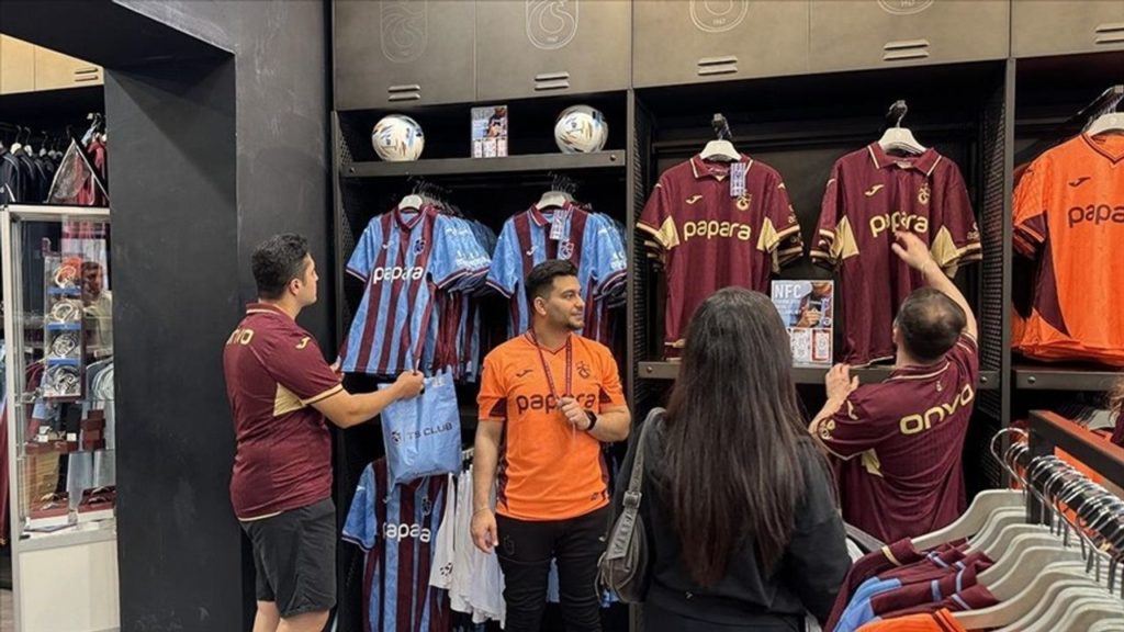 Trabzonspor’un Yeni Formalar Tanıtımı ve Taraftar Yoğunluğu