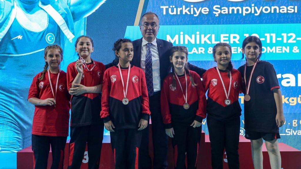 Türkiye Güreş Federasyonu’ndan Minikler Kadınlar Türkiye Güreş Şampiyonası Sivas’ta Gerçekleştirildi