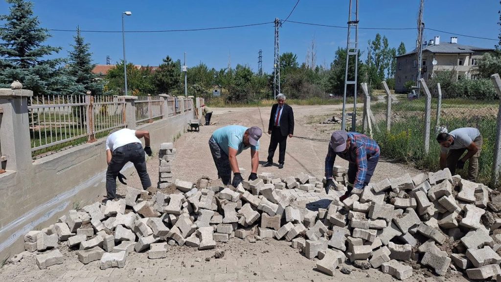 Ulaş Belediyesi Başkanı Turan İlbey, Hürriyet Mahallesi’nde Kilit Parke Taşı Çalışmalarını İnceledi