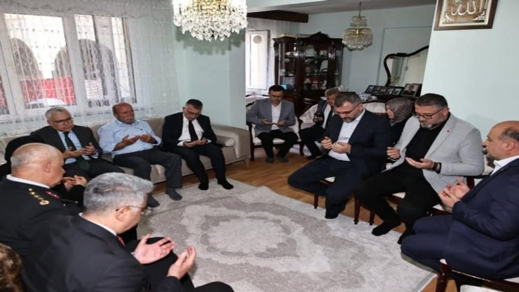Vali Yılmaz Şimşek ve AK Parti Grup Başkanı Abdullah Güler, Şehit Ailesini Bayramda Ziyaret Etti