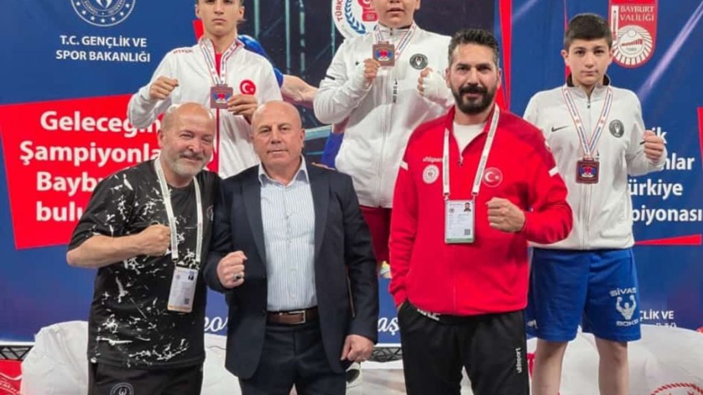 Bayburt’ta Üst Minik Erkekler ve Kadınlar Ferdi Boks Şampiyonası sona erdi