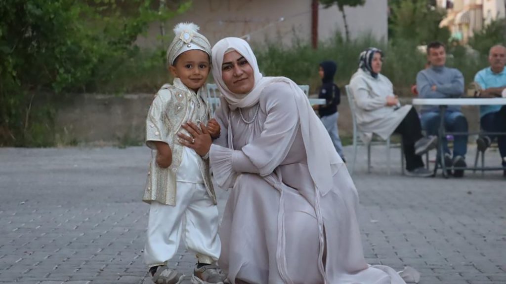 Depremde Kaybettiklerini Hayata Tutunma Hikayesi: Bedia Kılınç ve Oğlunun Sünnet Düğünü