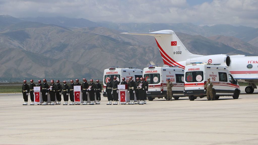 Hakkari’de Şehitler İçin Tören Düzenlendi