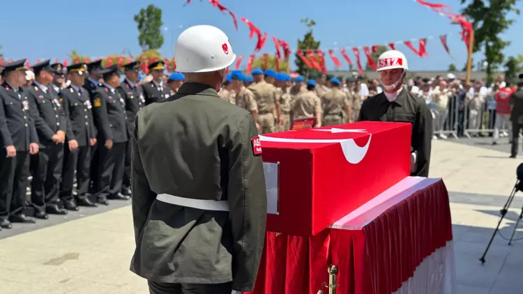 Hatay İskenderun'daki Deniz Er Eğitim Alayı’nda yaşanan trajik olayda, aşırı sıvı kaybı nedeniyle çoklu organ yetmezliği sonucu hayatını kaybeden iki asker, memleketlerine uğurlandı.