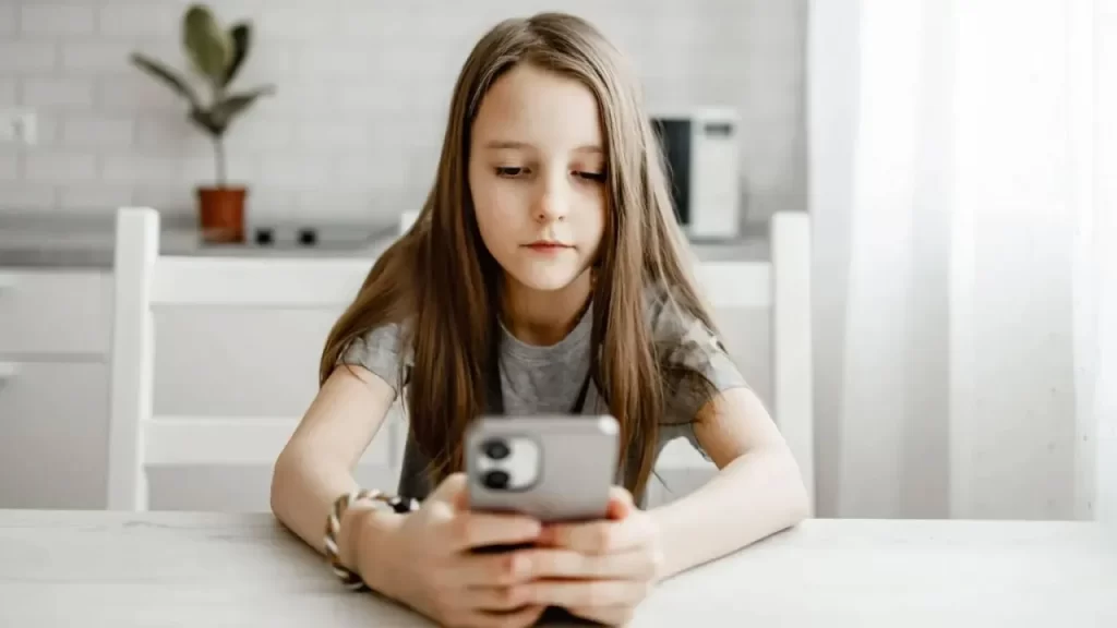 İngiltere’de Sosyal Medya Düzenlemesi Gündemde