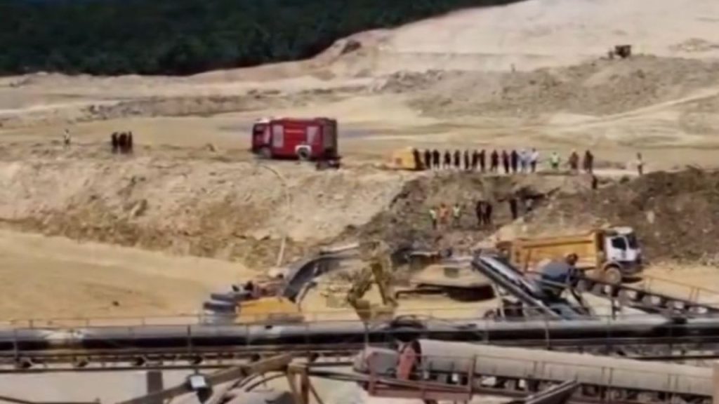 İstanbul’da Kum Ocağında Kaza: İş Makinesi Suya Düştü