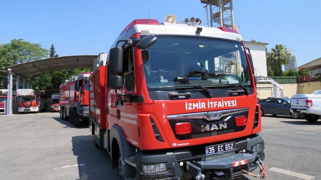 İzmir Buca’da Orman Yangını: Rüzgarın Etkisiyle Büyüyor