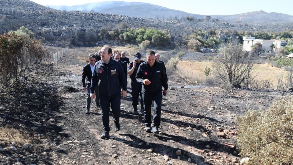 İzmir Çeşme’de Orman Yangınıyla Mücadele Sürüyor