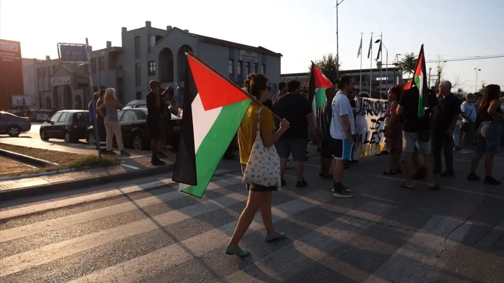 Atina Limanında İsrail Gemisi Protestosu
