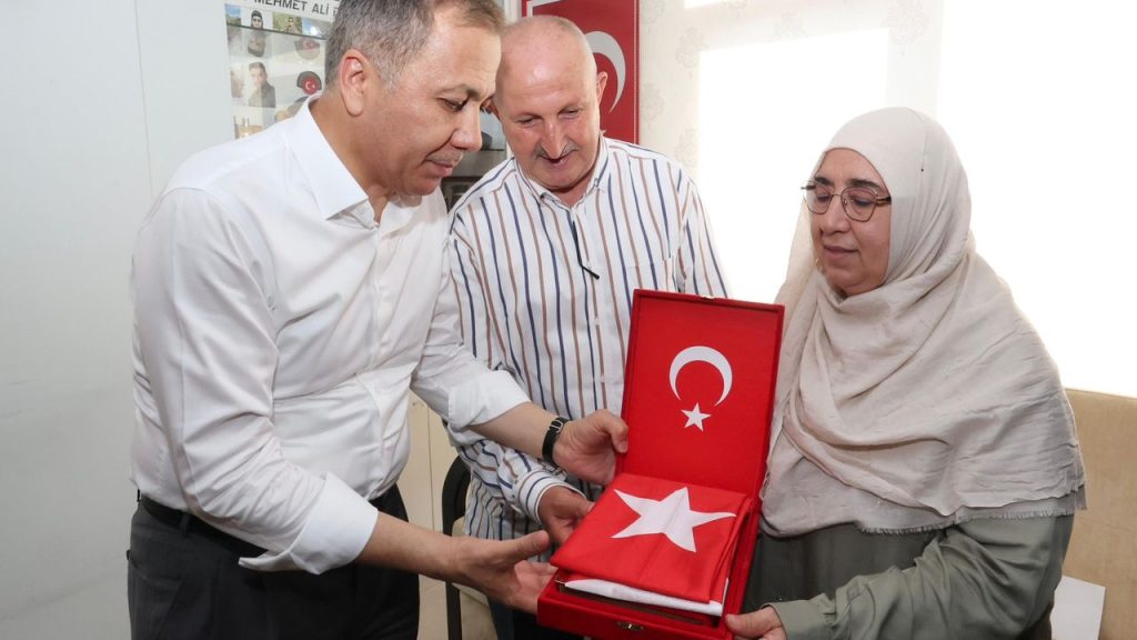 Bakan Ali Yerlikaya, Şehit Ailesini Denizli’de Ziyaret Etti