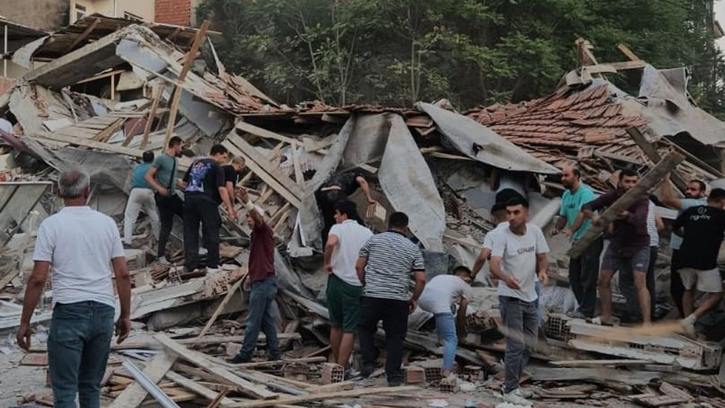 Balıkesir-Sındırgı’da Deprem: 16 Bina Yıkıldı, 1 Kişi Hayatını Kaybetti