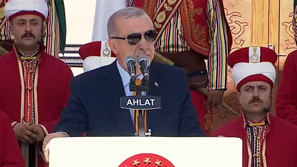 Erdoğan Ahlat’tan vatandaşlara seslendi: Birlikte yürüyoruz