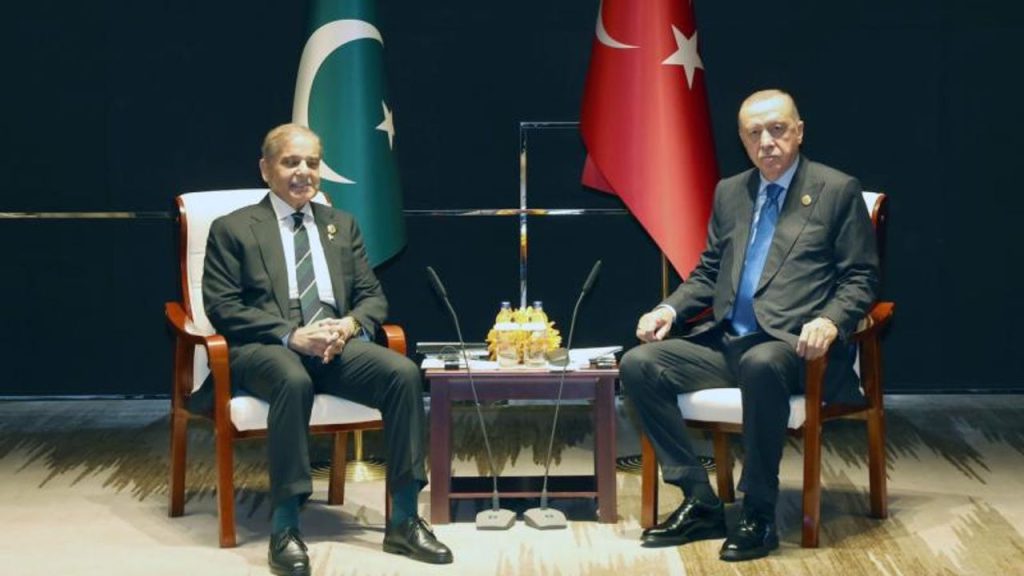 Erdoğan Şanghay Zirvesi’nde Pakistan Başbakanıyla görüşüyor