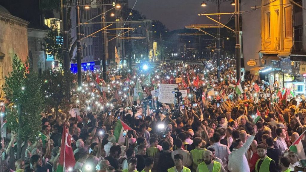 Gazze Direnişine Destek: İstanbul’da Yüz Binler Fenerlerle Yürüdü