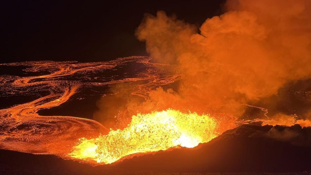 Hawaii’de Kilauea Yanardağı Yeniden Lav Püskürttü