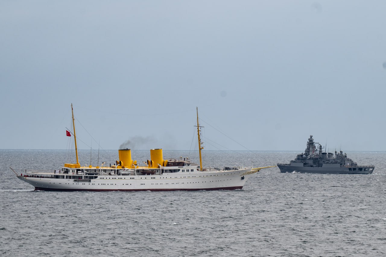 İstanbul Boğazı'nda büyük askeri geçiş