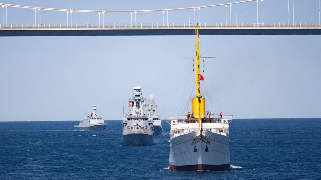 İstanbul Boğazı’nda Tarihi Askeri Geçiş Gerçekleştirildi