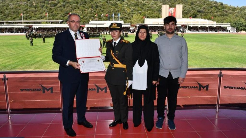 Ömer Halisdemir’in Kızına Teğmenlik Belgesi Verildi