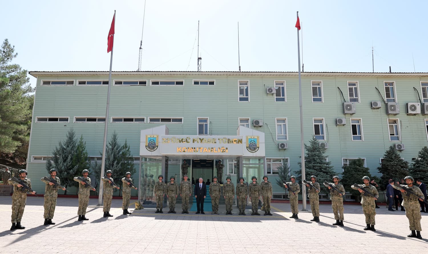 Şırnak’a Giden Bakan Güler, Askeri Birlikleri Ziyaret Etti