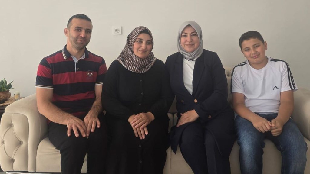 AK Parti Sivas Milletvekili Rukiye Toy çocuklara kırtasiye desteği sağladı