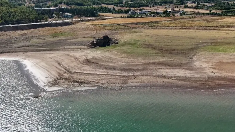 Almus Baraj Gölü’nde su seviyesinde benzersiz düşüş
