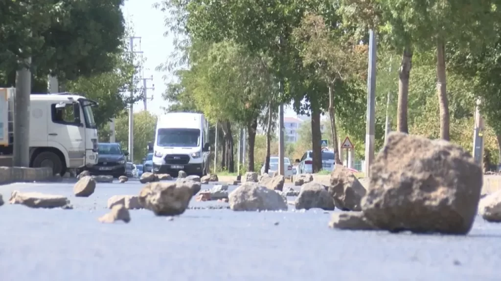 Bağlar’da 30 Yıllık Davayı Kazanan Hak Sahiplerinin Yolu Taşla Kapatması