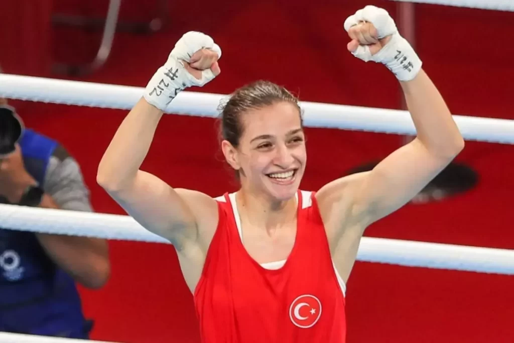 Buse Naz Çakıroğlu, Dünya Boks Şampiyonası’nda çeyrek finale yükseldi