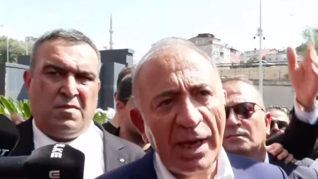 CHP İstanbul il kongresinde gerginlik: Tekin görevden uzaklaştırıldı