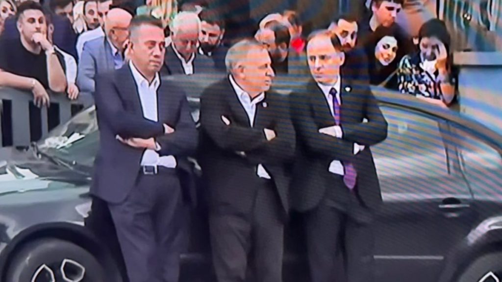 CHP’de Kayyum Krizi Gündemi Sarstı, Bina Önünde Gerginlik