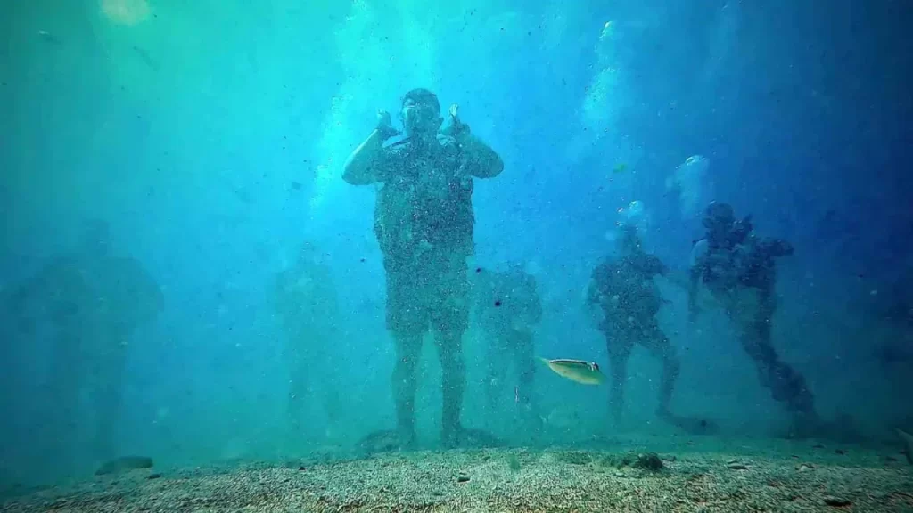 Dalgıçlar su altında namaz kılmayı unusual bir etkinlik olarak gerçekleştirdi