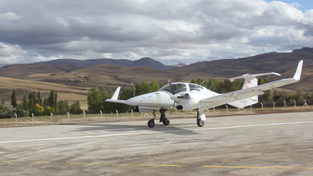 Divriği Havaalanı Yeniden Uçuşlara Açıldı
