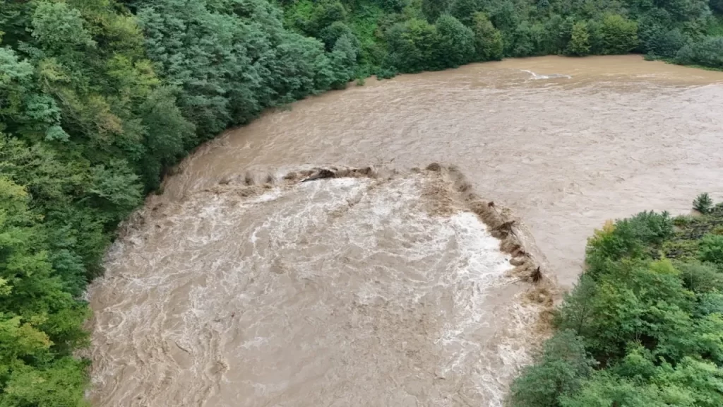 Doğu Karadeniz’de şiddetli yağışlar taşkın ve heyelanlara neden oldu