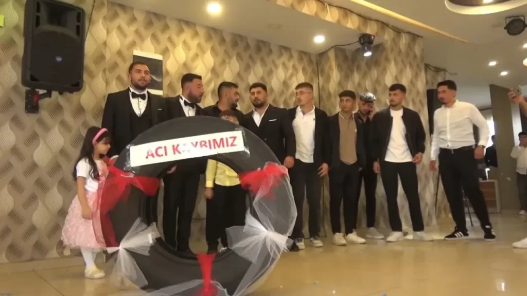 Düğün Salonu Sürprizi: Damat Tır Lastiğiyle Karşılandı