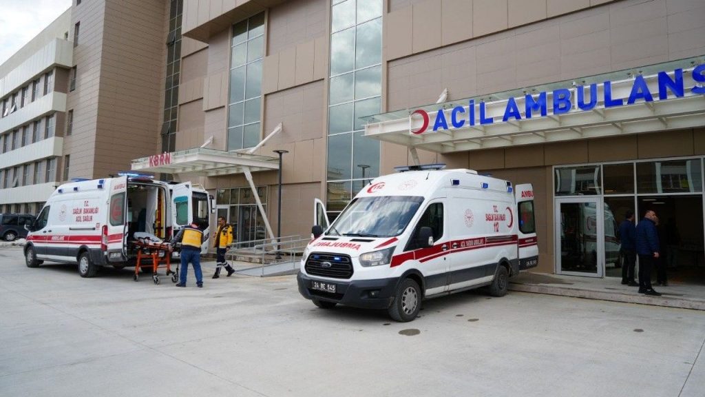 Erzincan’da Otomobil Bariyere Çarptı: 5 Yaralı