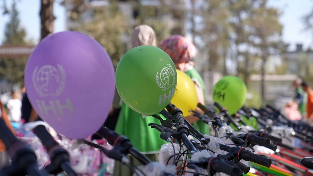 İHH’den Deprem Bölgesinde Bir Çok Çocuk İçin Bisiklet Yardımı