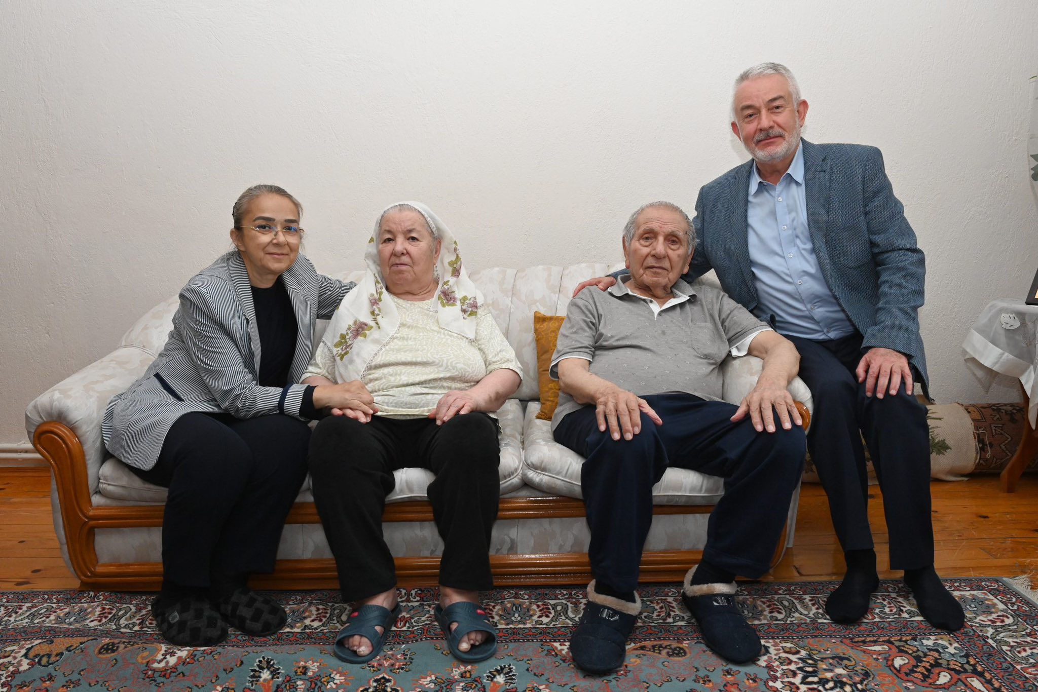 İsparta Belediye Başkanı Şükrü Başdeğirmen, eşi Şadiye Başdeğirmen ile birlikte 87 yaşındaki duayen gazeteci Hilmi Özdemir’i evinde ziyaret etti.