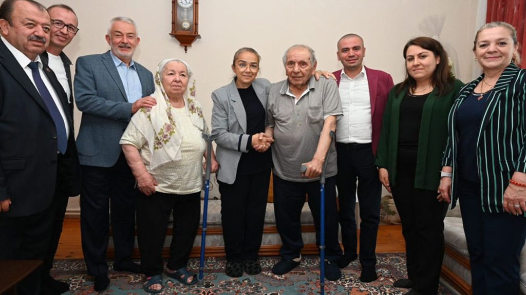 İsparta Belediyesi, Gazeteci Hilmi Özdemir’i Evinde Ziyaret Etti