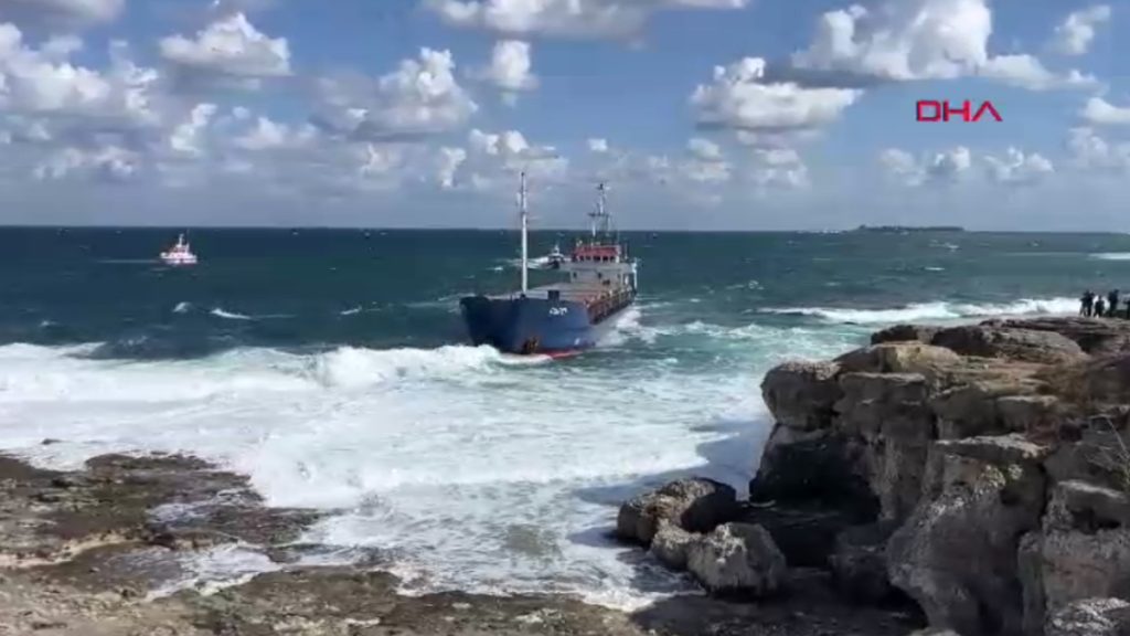 Kandıra’da Kuru Yük Gemisinin Kurtarılma Çalışmaları Sürüyor