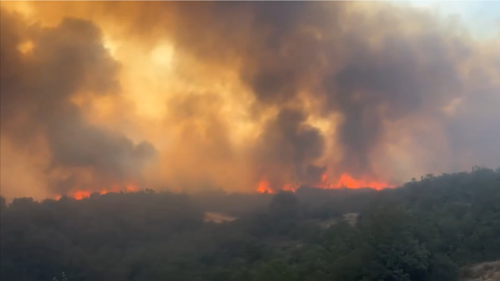 Karabük’te Ahşap Ev Yangını: Anne ve Oğlu Kurtarıldı
