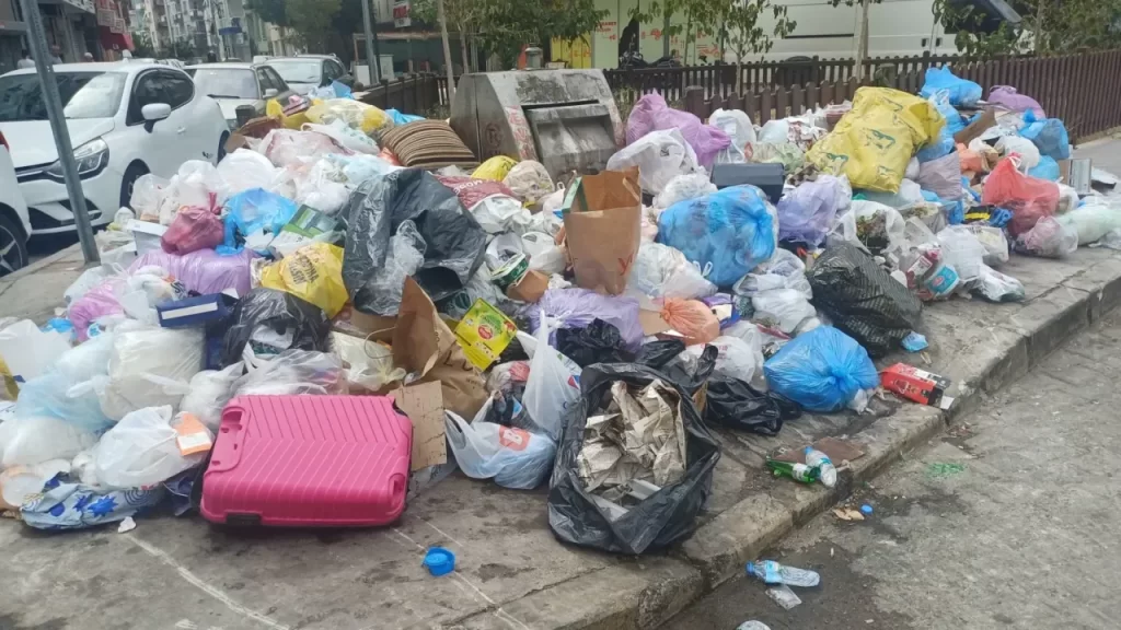 Karşıyaka’daki İşçi Eylemi Sonrası Temizlik Çalışmaları Yeniden Başladı