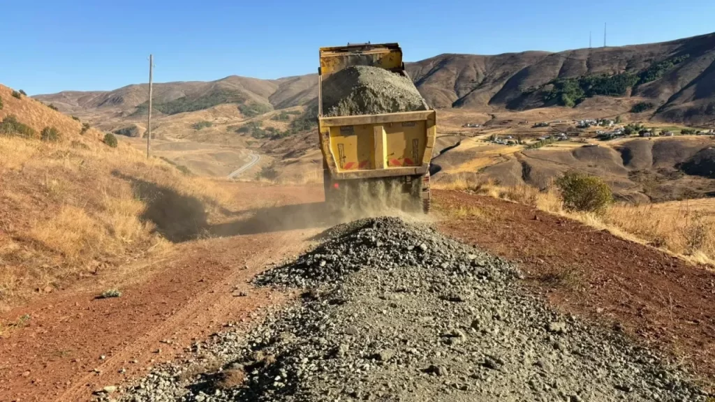 Koyulhisar’da Stabilize Yol Çalışmaları Devam Ediyor